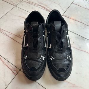 Men’s black and white sneakers